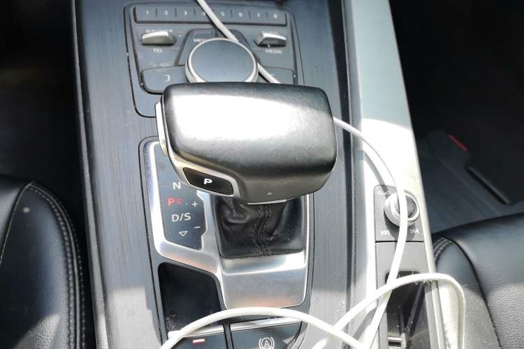 Used Audi A4L 2019 40 TFSI Ambition China VI Gear Lever