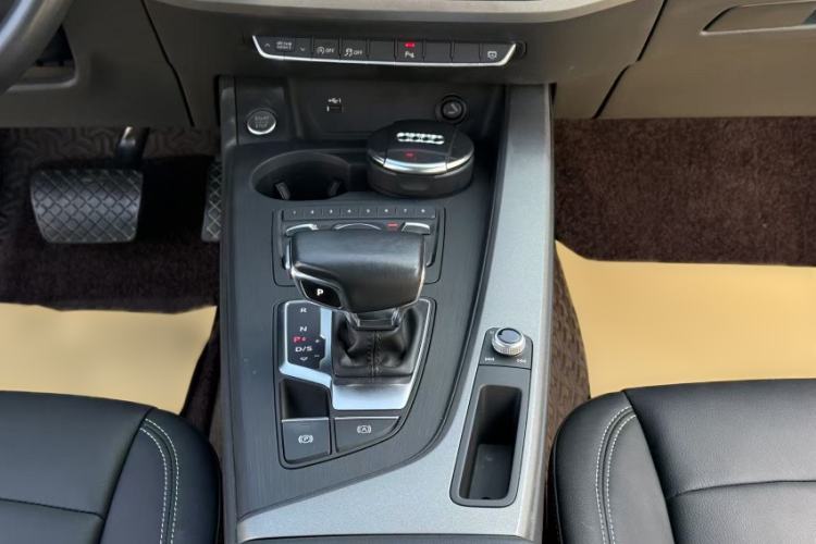 Used Audi A4L 2019 40 TFSI Ambition China VI Gear Lever
