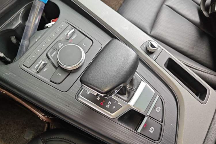 Used Audi A4L 2019 40 TFSI Ambition China VI Gear Lever
