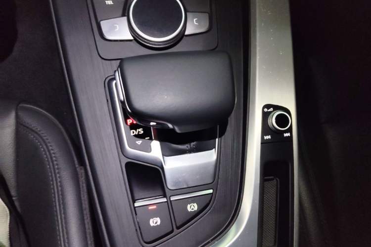 Used Audi A4L 2019 40 TFSI Fashion Edition China VI Emission Standard Gear Lever