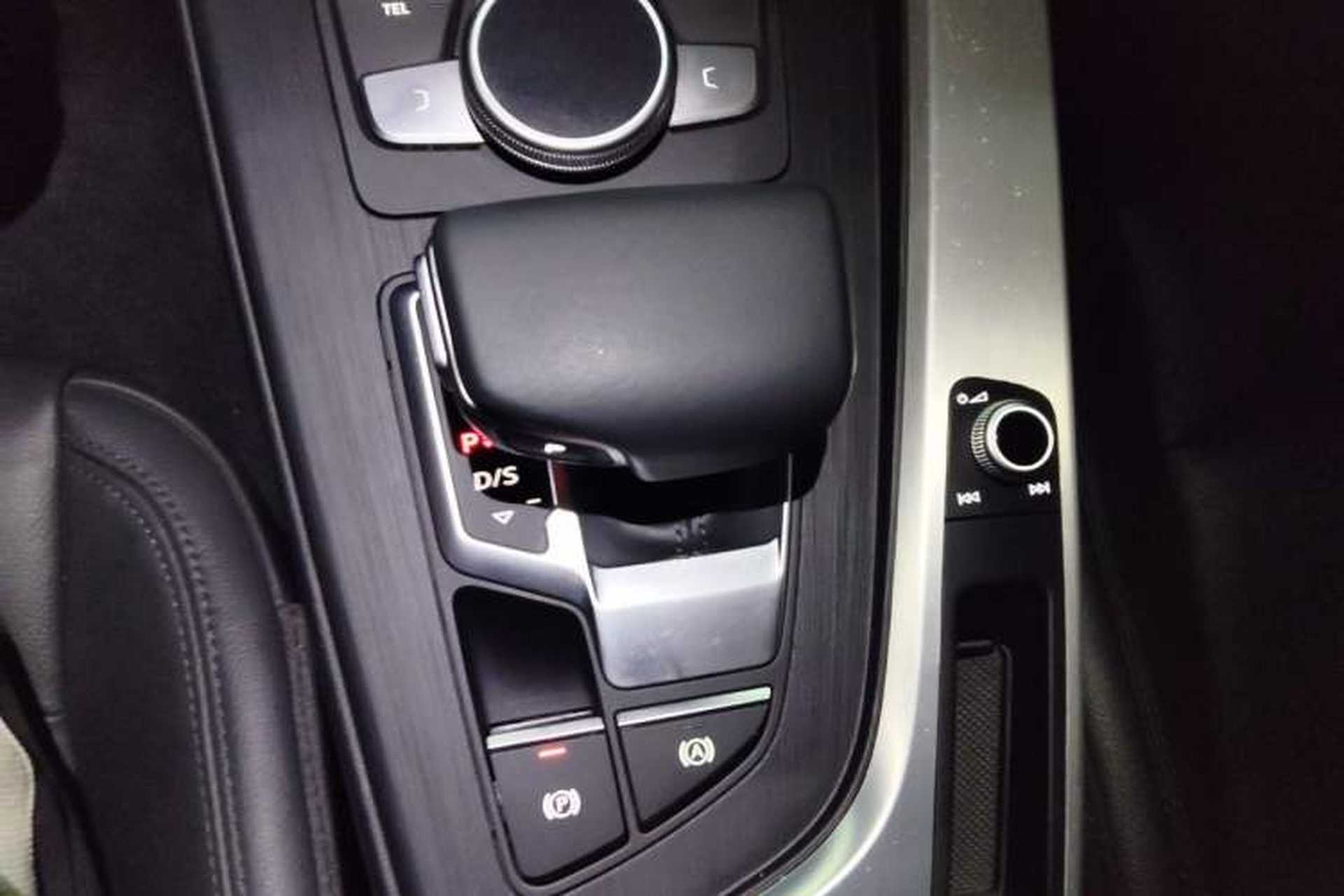 Used Audi A4L 2019 40 TFSI Fashion Edition China VI Emission Standard Gear Lever
