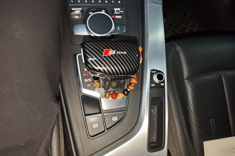 Used Audi A4L 2019 40 TFSI Fashion Edition China VI Emission Standard Gear Lever