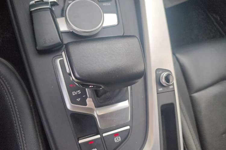 Used Audi A4L 2019 40 TFSI Fashion Version China V Gear Lever