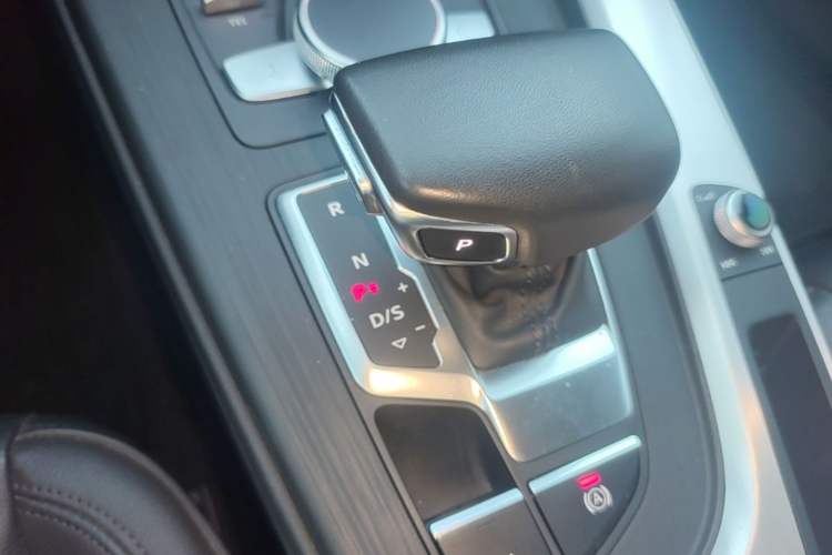 Used Audi A4L 2019 40 TFSI Fashion Version China V Gear Lever