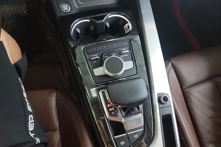Used Audi A4L 2019 40 TFSI Fashion Edition China VI Emission Standard Gear Lever