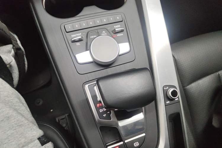 Used Audi A4L 2019 40 TFSI Fashion Edition China VI Emission Standard Gear Lever