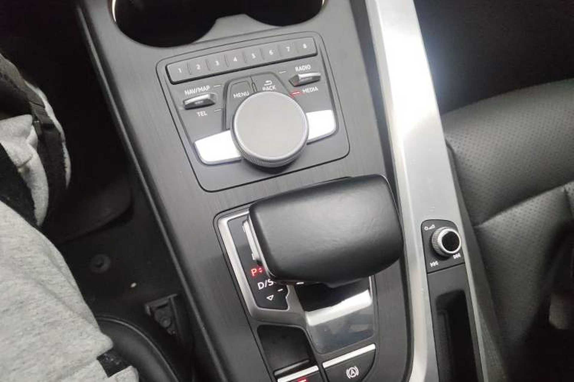 Used Audi A4L 2019 40 TFSI Fashion Edition China VI Emission Standard Gear Lever