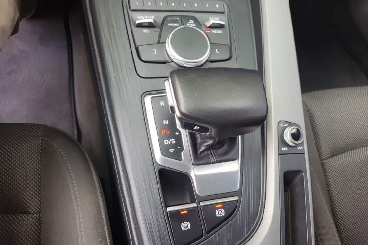 Used Audi A4L 2019 40 TFSI Ambition China VI Gear Lever
