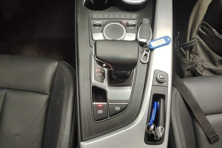 Used Audi A4L 2019 40 TFSI Fashion Version China V Gear Lever
