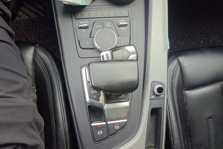 Used Audi A4L 2019 40 TFSI Ambition China VI Gear Lever