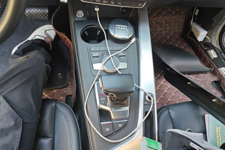 Used Audi A4L 2019 40 TFSI Fashion Edition China VI Emission Standard Gear Lever