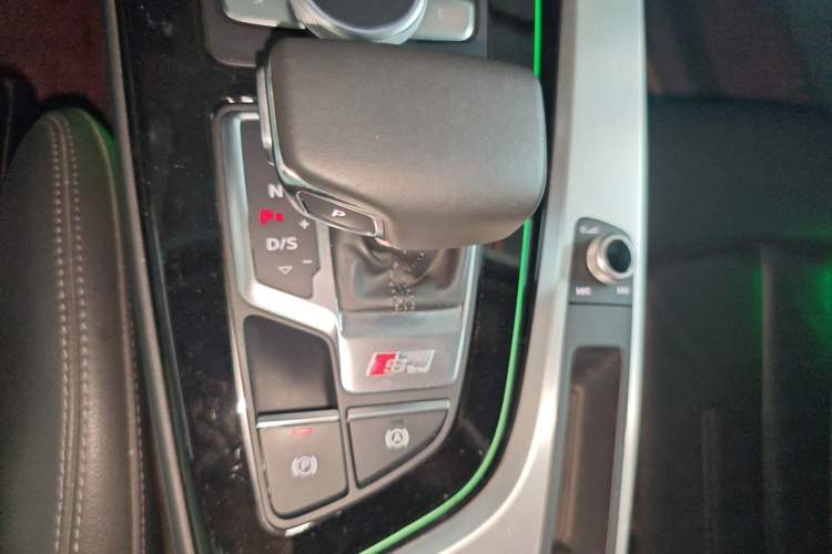 Used Audi A4L 2019 40 TFSI Fashion Edition China VI Emission Standard Gear Lever