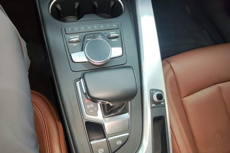 Used Audi A4L 2019 40 TFSI Fashion Edition China VI Emission Standard Gear Lever
