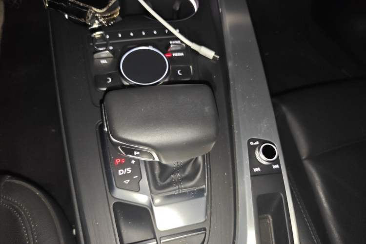Used Audi A4L 2019 40 TFSI Fashion Edition China VI Emission Standard Gear Lever