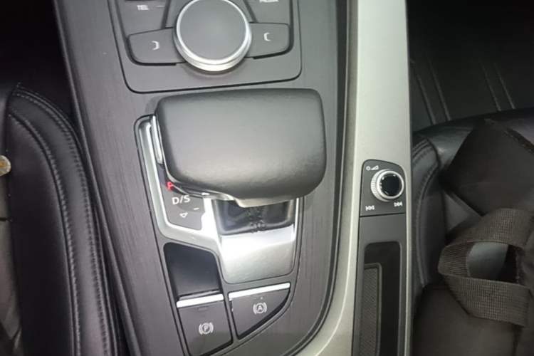 Used Audi A4L 2019 40 TFSI Ambition China VI Gear Lever