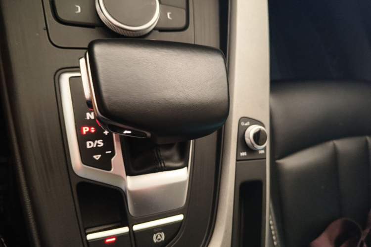 Used Audi A4L 2019 40 TFSI Ambition China VI Gear Lever