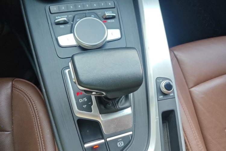 Used Audi A4L 2019 40 TFSI Fashion Edition China VI Emission Standard Gear Lever