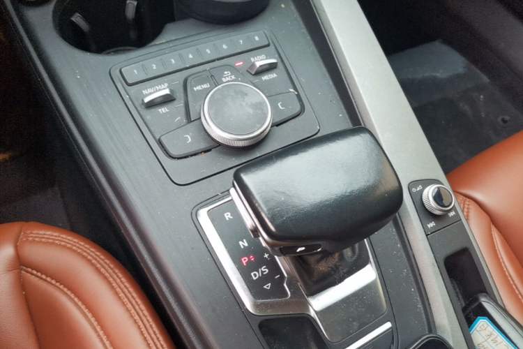 Used Audi A4L 2019 40 TFSI Ambition China VI Gear Lever