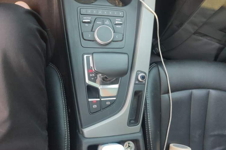 Used Audi A4L 2019 40 TFSI Ambition China VI Gear Lever