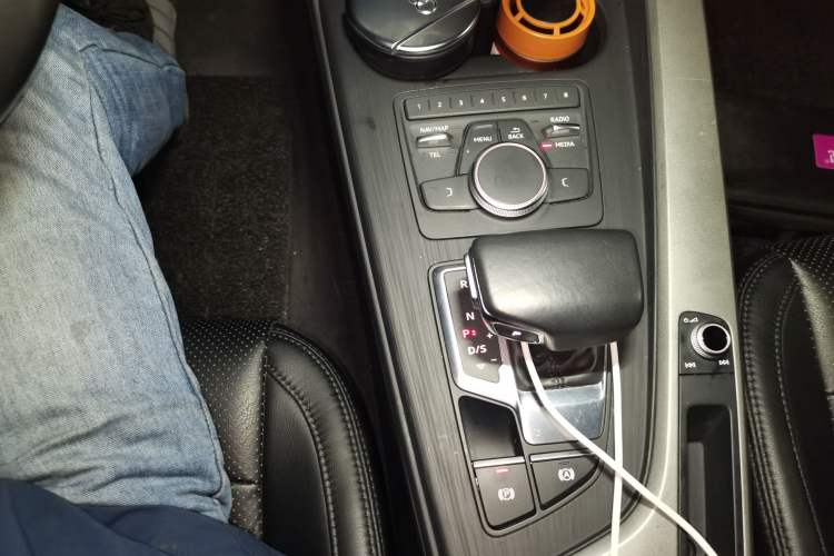Used Audi A4L 2019 40 TFSI Ambition China VI Gear Lever