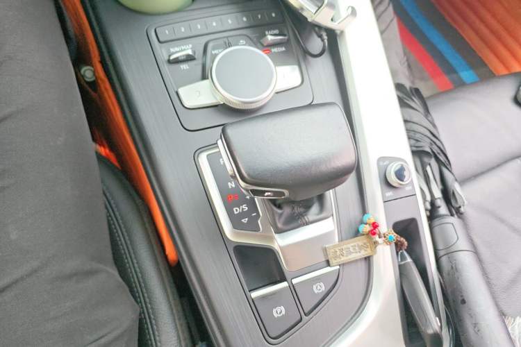 Used Audi A4L 2019 40 TFSI Fashion Edition China VI Emission Standard Gear Lever