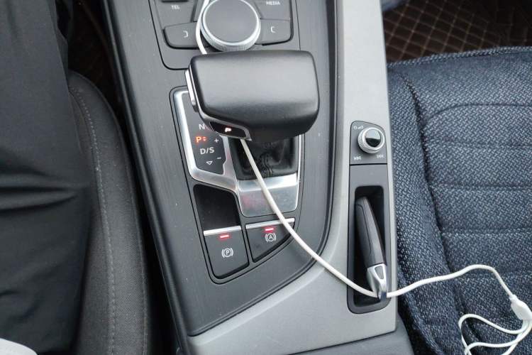 Used Audi A4L 2019 40 TFSI Ambition Version China V Gear Lever