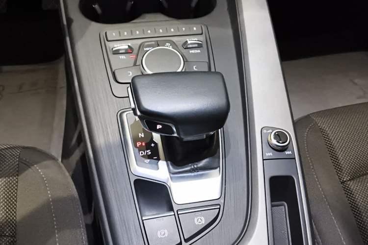 Used Audi A4L 2019 40 TFSI Ambition China VI Gear Lever