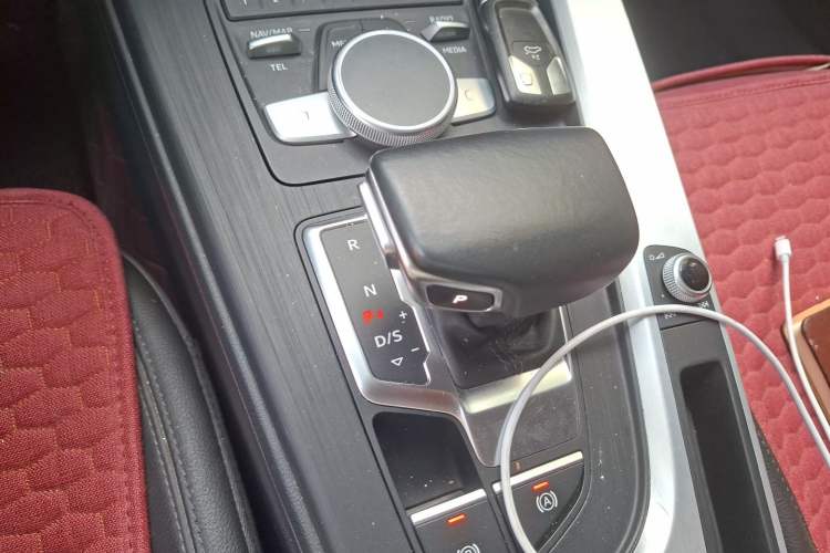 Used Audi A4L 2019 40 TFSI Fashion Edition China VI Emission Standard Gear Lever