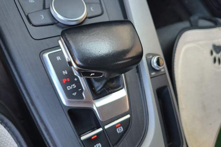 Used Audi A4L 2019 40 TFSI Ambition China VI Gear Lever