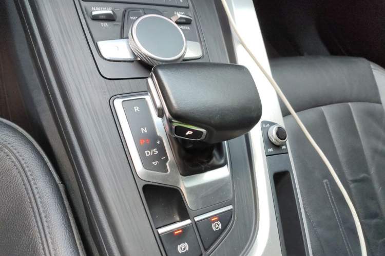 Used Audi A4L 2019 40 TFSI Fashion Edition China VI Emission Standard Gear Lever