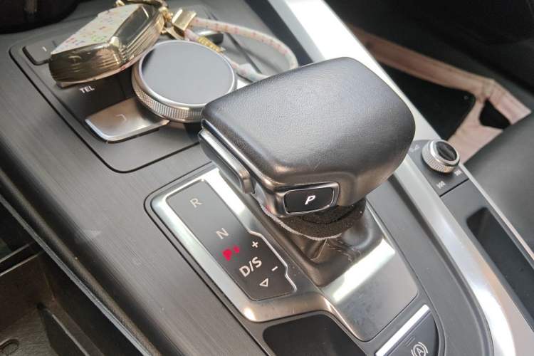 Used Audi A4L 2019 40 TFSI Fashion Edition China VI Emission Standard Gear Lever