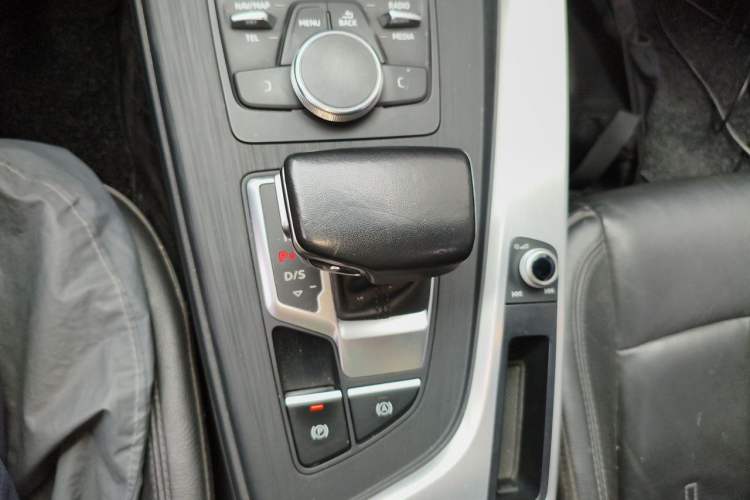 Used Audi A4L 2019 45 TFSI quattro Individual Sport Edition China VI Gear Lever