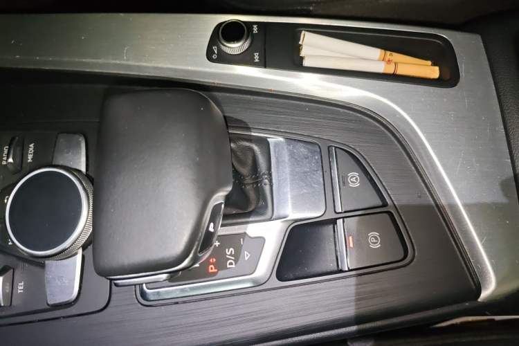 Used Audi A4L 2019 40 TFSI Fashion Edition China VI Emission Standard Gear Lever
