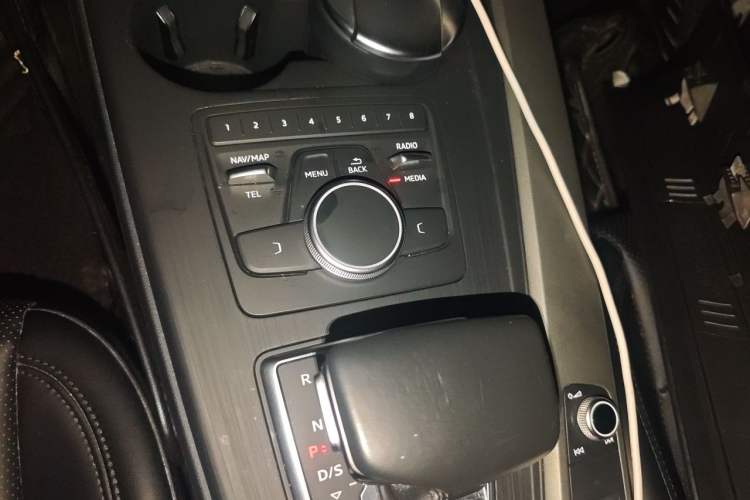 Used Audi A4L 2019 40 TFSI Ambition China VI Gear Lever