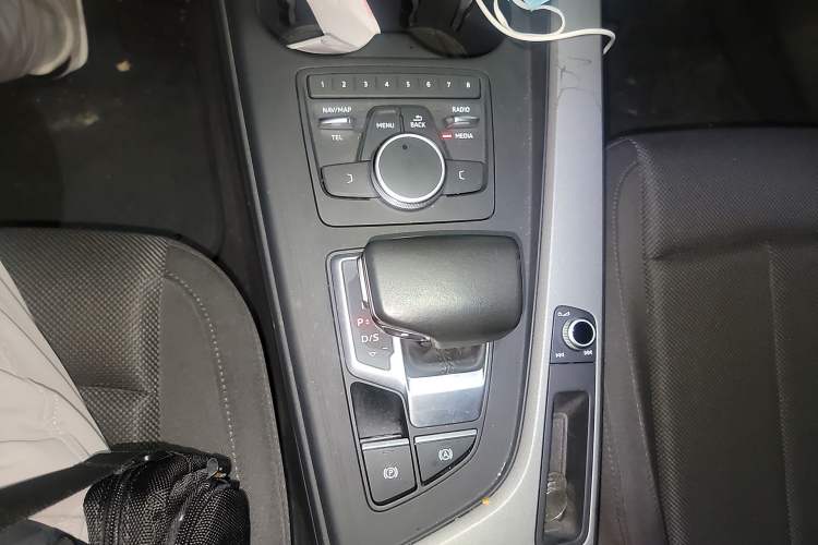Used Audi A4L 2019 40 TFSI Ambition Version China V Gear Lever