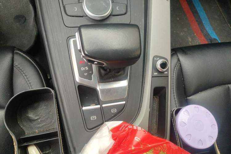 Used Audi A4L 2019 40 TFSI Ambition China VI Gear Lever