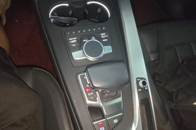 Used Audi A4L 2019 40 TFSI Fashion Edition China VI Emission Standard Gear Lever