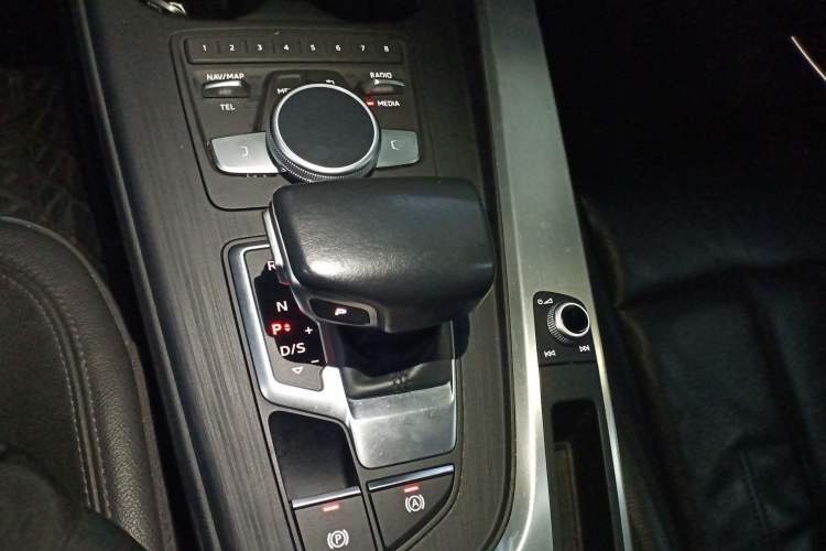 Used Audi A4L 2019 40 TFSI Fashion Edition China VI Emission Standard Gear Lever