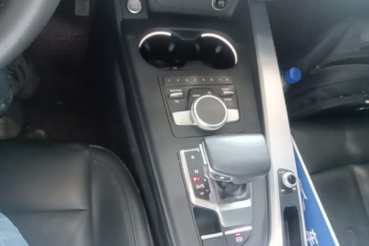 Used Audi A4L 2019 40 TFSI Fashion Edition China VI Emission Standard Gear Lever