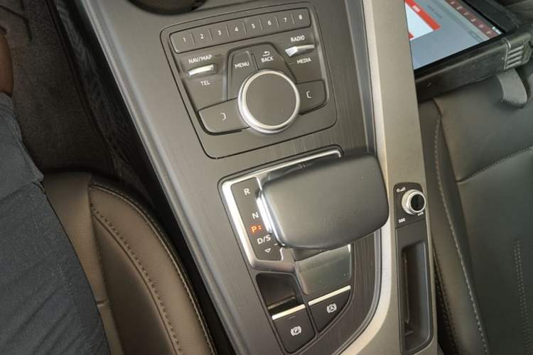 Used Audi A4L 2019 40 TFSI Ambition China VI Gear Lever