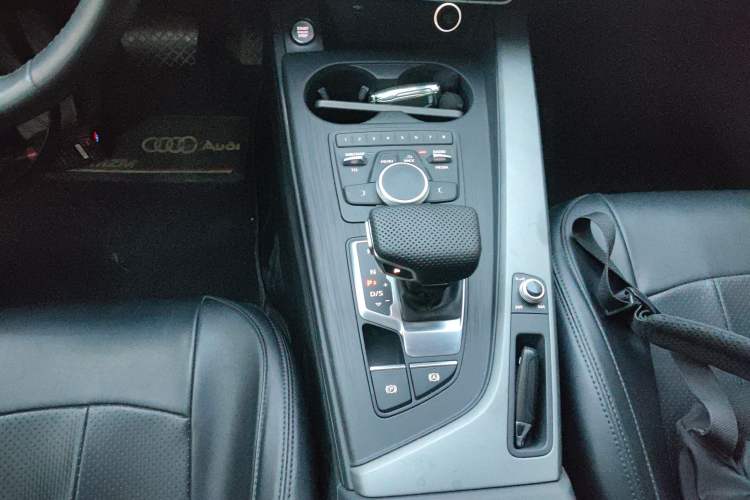 Used Audi A4L 2019 35 TFSI Ambition China VI Gear Lever