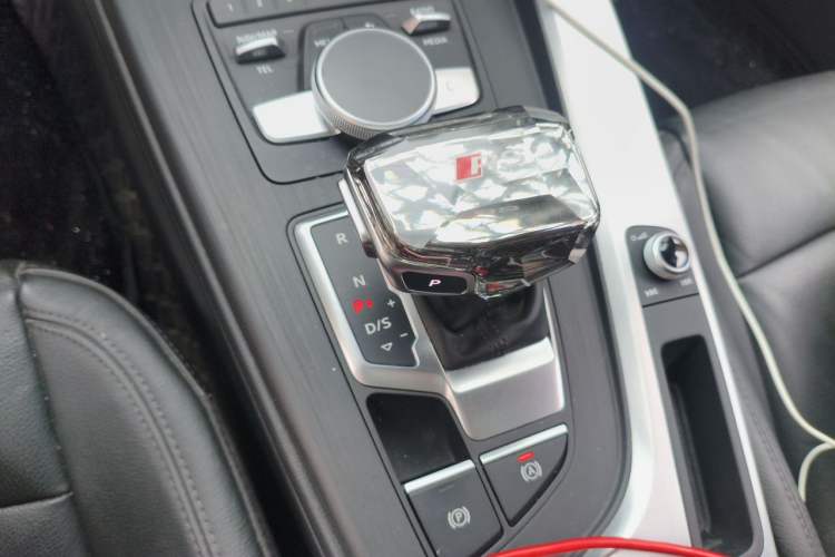 Used Audi A4L 2019 40 TFSI Fashion Edition China VI Emission Standard Gear Lever