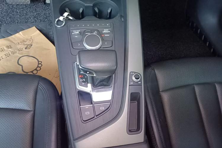 Used Audi A4L 2019 40 TFSI Ambition China VI Gear Lever