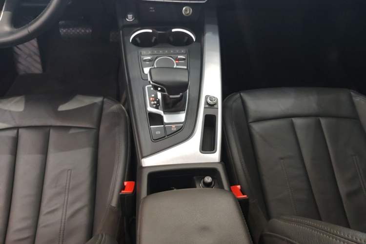 Used Audi A4L 2019 40 TFSI Fashion Edition China VI Emission Standard Gear Lever