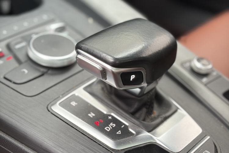 Used Audi A4L 2019 40 TFSI Ambition China VI Gear Lever
