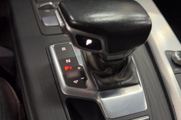 Used Audi A4L 2019 40 TFSI Fashion Edition China VI Emission Standard Gear Lever