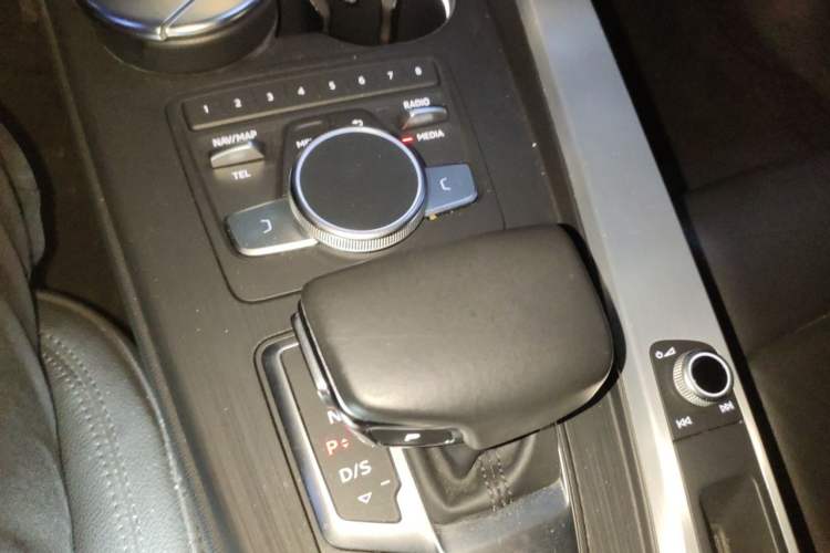 Used Audi A4L 2019 40 TFSI Fashion Edition China VI Emission Standard Gear Lever