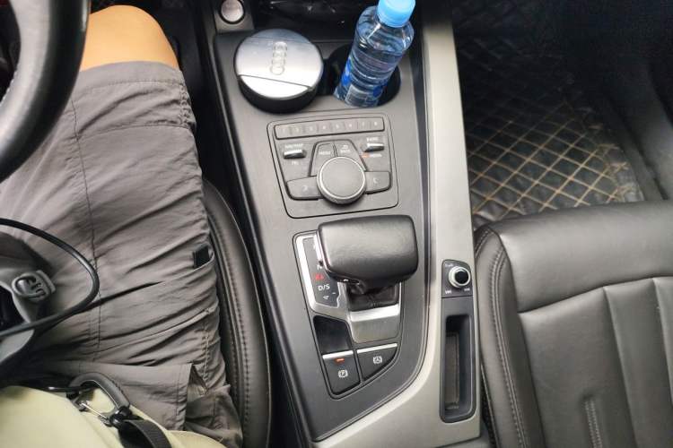 Used Audi A4L 2019 40 TFSI Ambition China VI Gear Lever