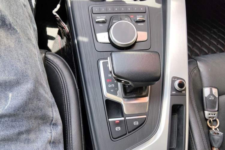 Used Audi A4L 2019 40 TFSI Fashion Edition China VI Emission Standard Gear Lever