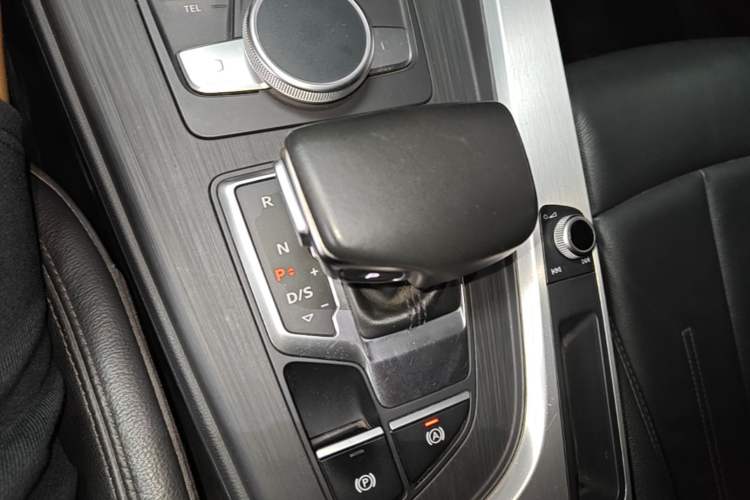 Used Audi A4L 2019 40 TFSI Fashion Version China V Gear Lever